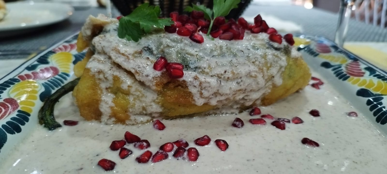 Chile en Nogada con granada